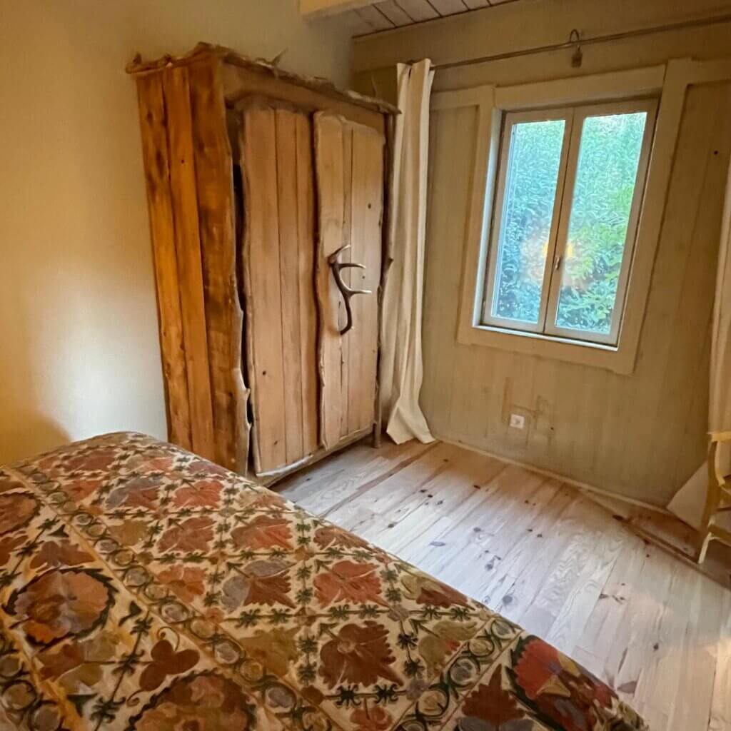 gite Fontvieille 13990 piscine cabane