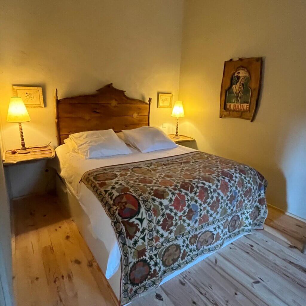 gite insolite hebergement Fontvieille mont paon