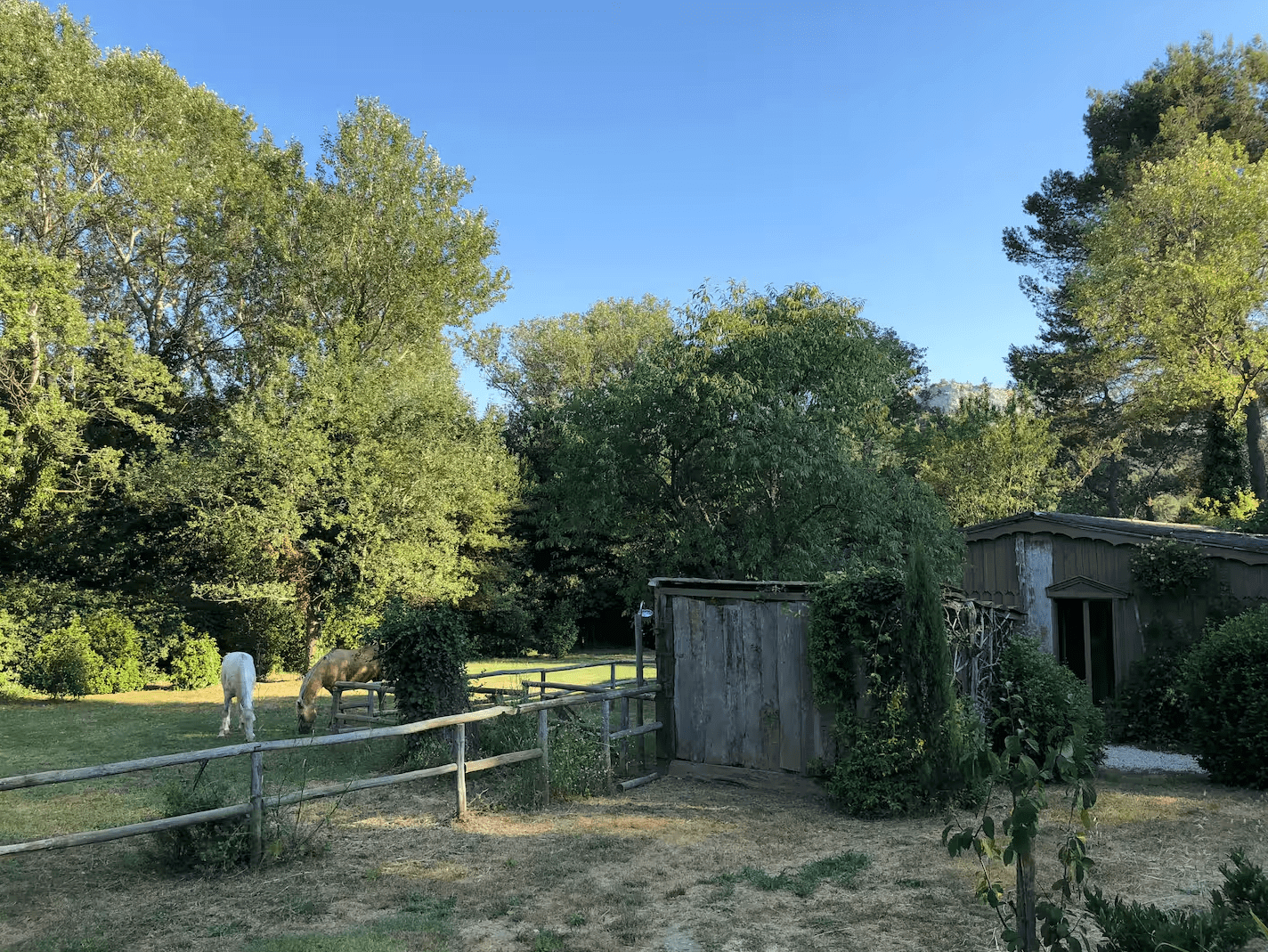 hebergement insolite Fontvieille maussane min