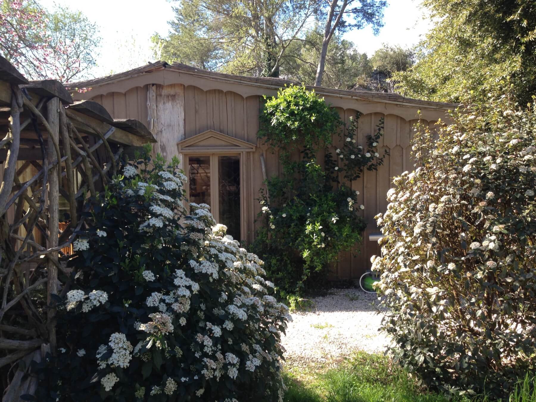 hebergement insolite gites Fontvieille 13990 min