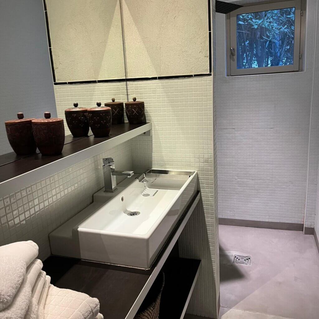 location gite Fontvieille 13990 piscine cabane